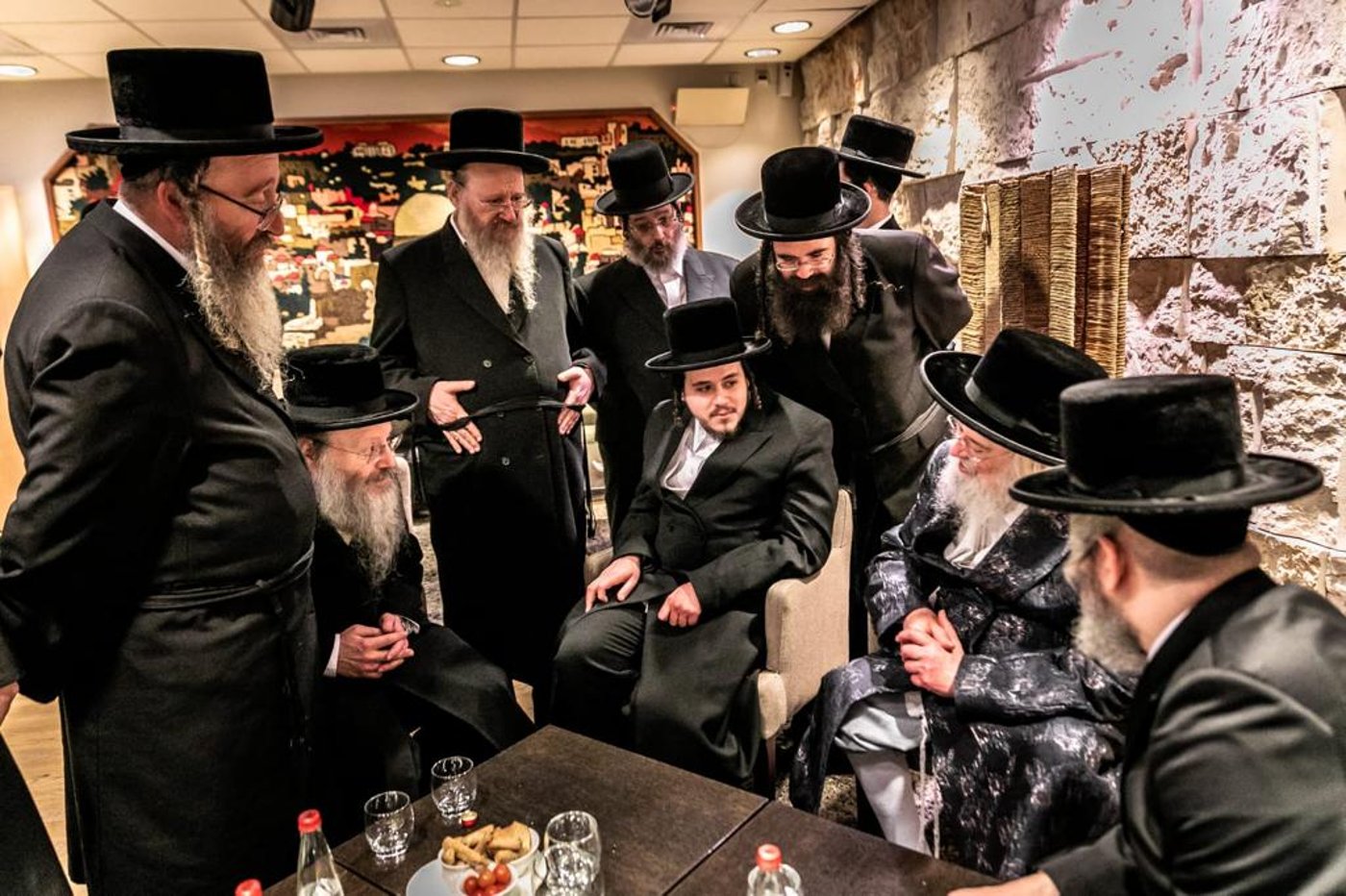 האדמו"ר ממונקאטש-ארה"ב נחת בישראל • צפו בגלריה