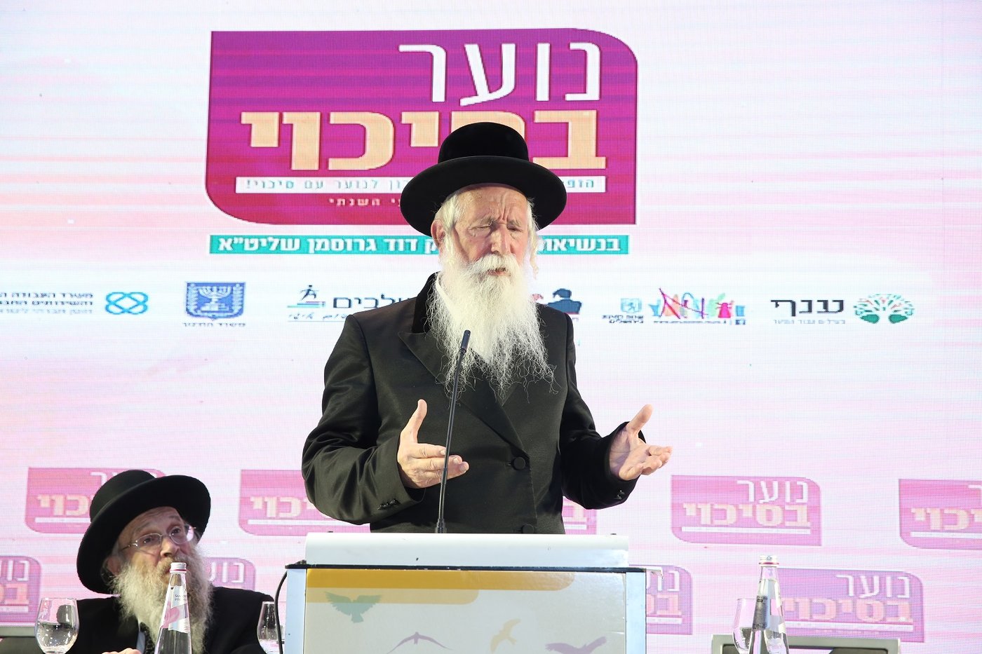 הרב גרוסמן נושא דברים בפאנל המרכזי