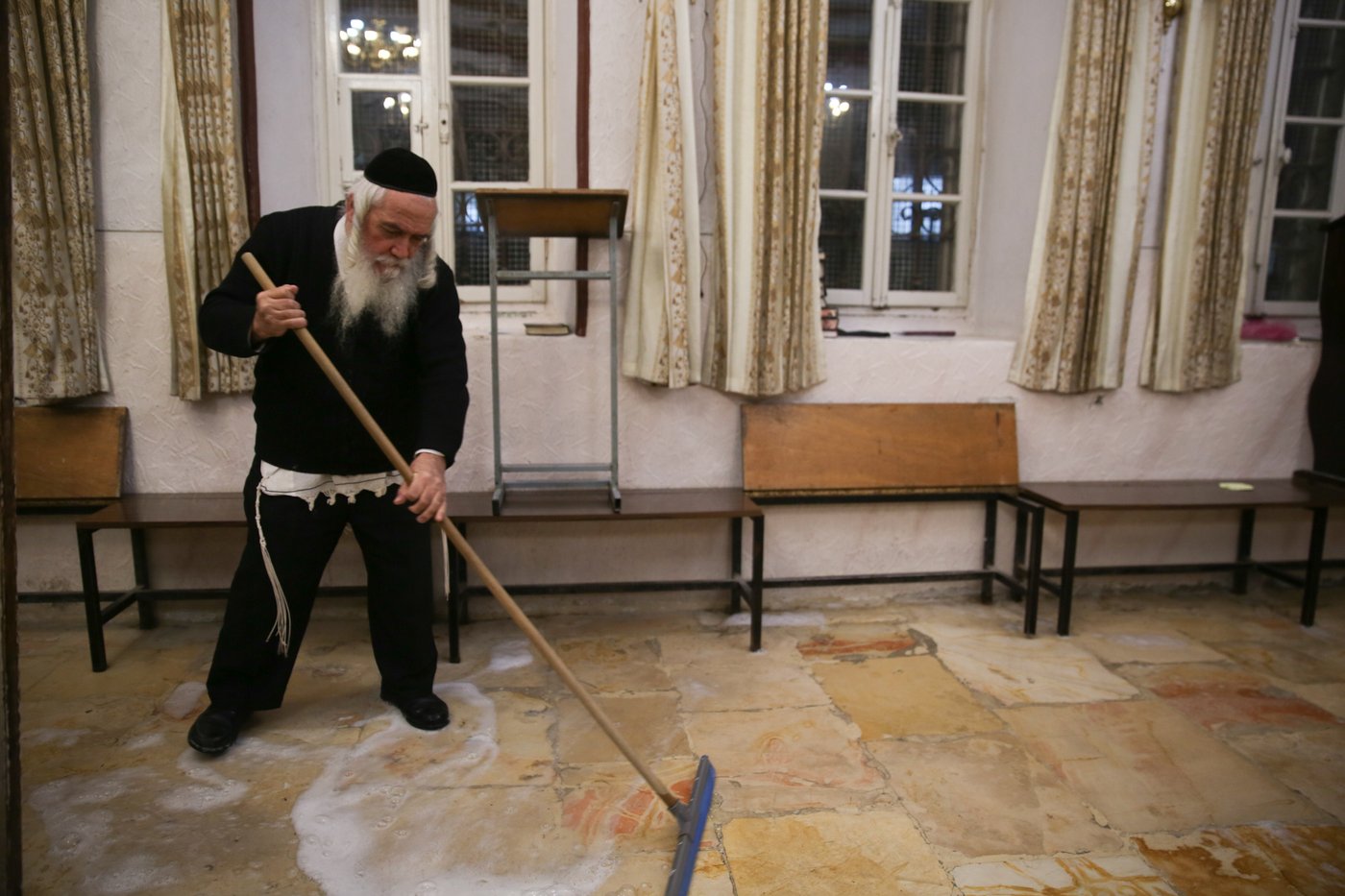 הקשיש שמקפיד לנקות את ביה"כ בעצמו