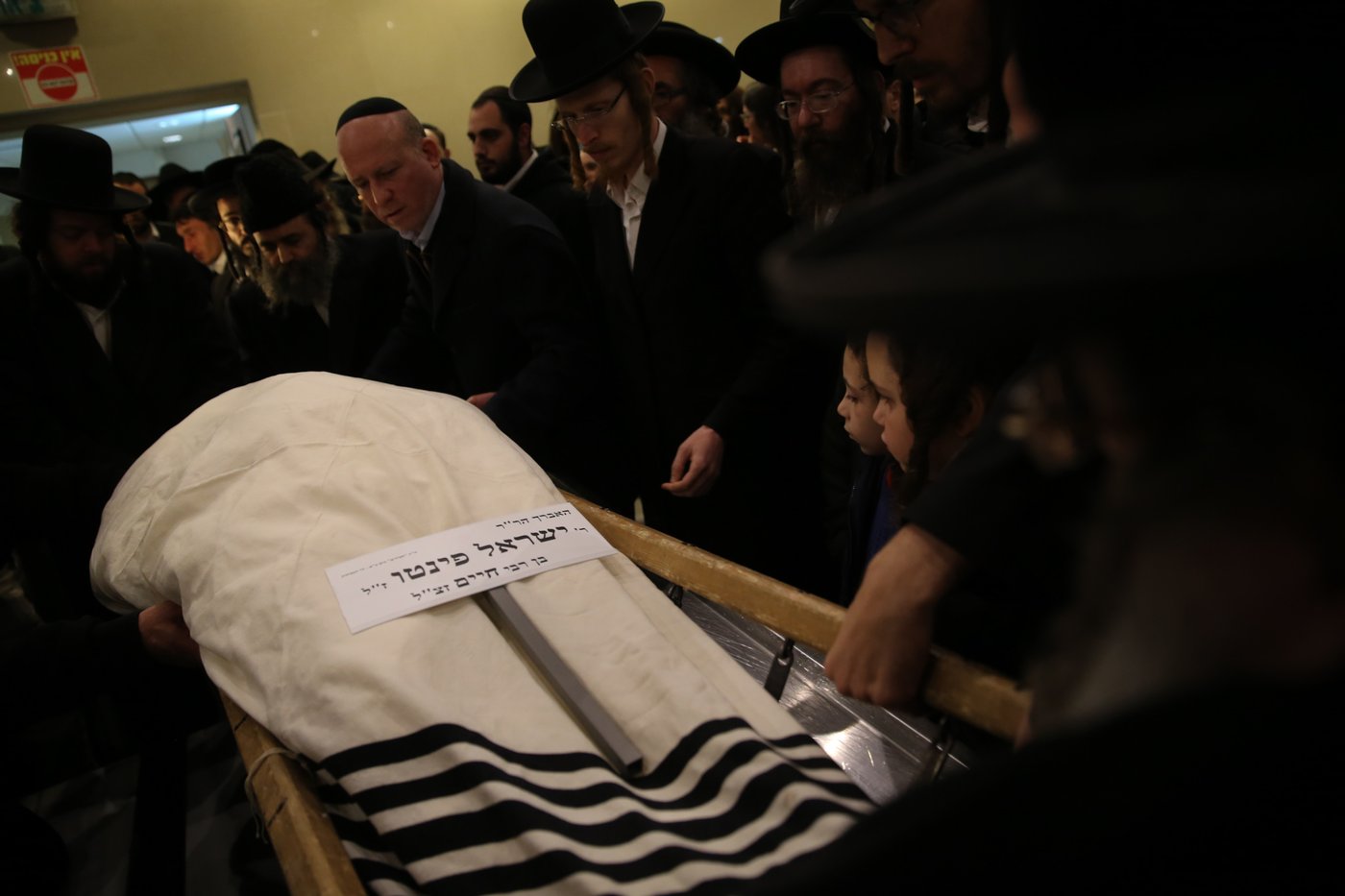 צפו: הלוויתו הכואבת של הרב ישראל פינטו ז"ל