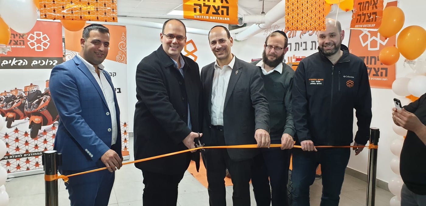 ראש עיריית בת ים מר צביקה ברוט בגזירת סרט הכניסה