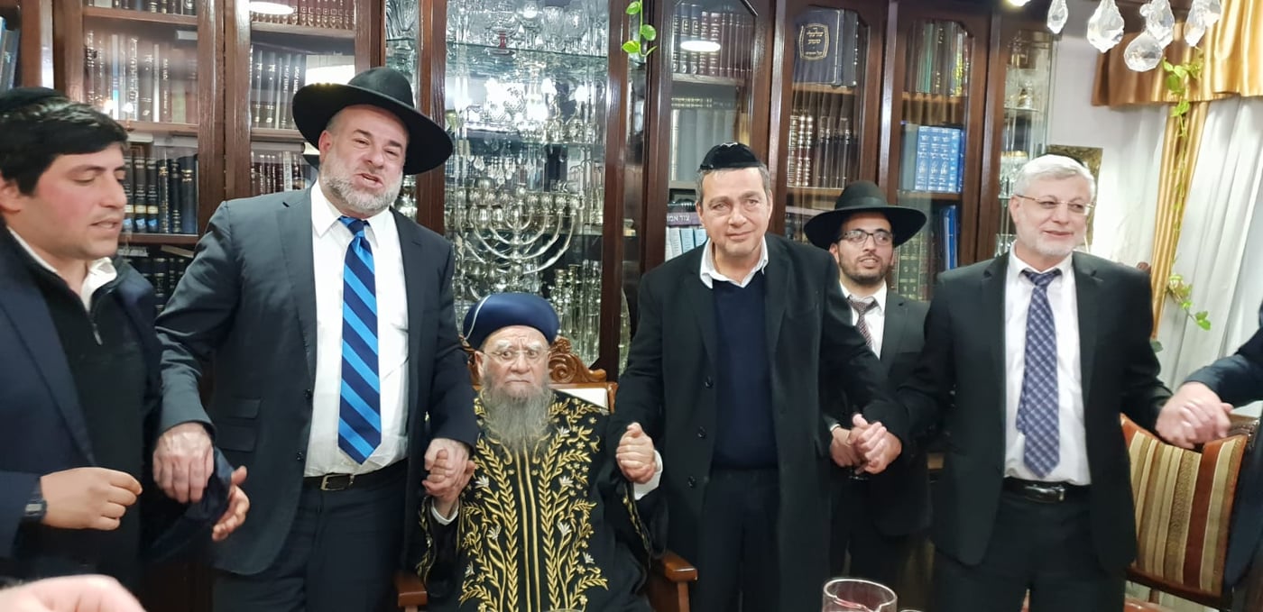 אלברטו כוכב קבע את המזוזה בבית הכנסת של הראשון לציון