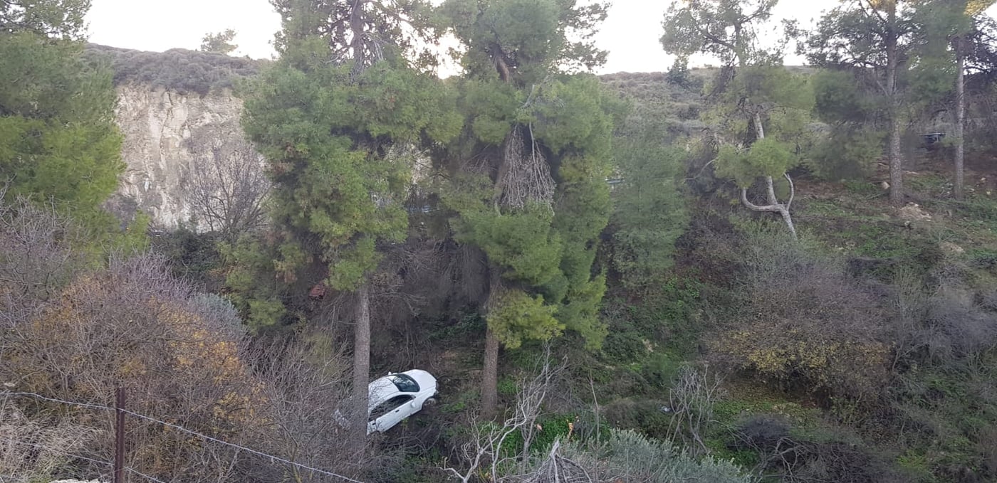 נהגת צנחה עם רכבה מגובה 30 מטר וחולצה