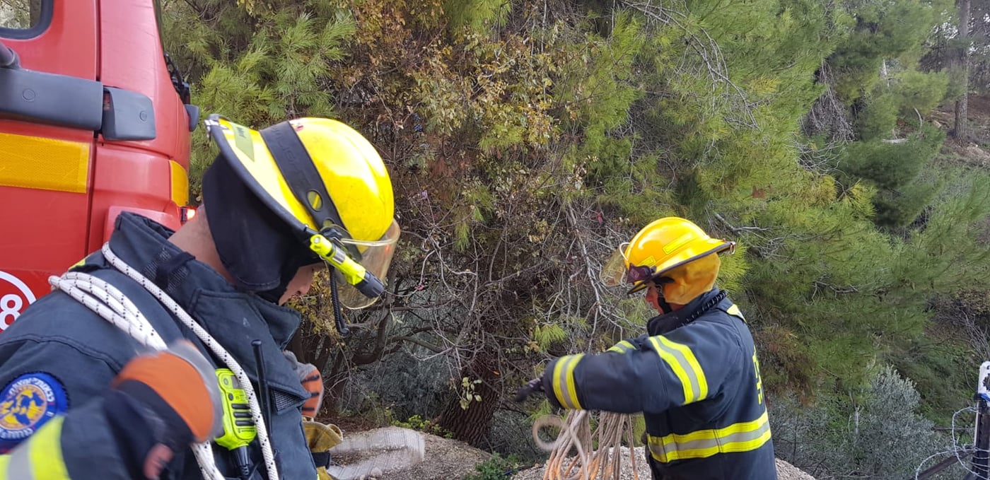 נהגת צנחה עם רכבה מגובה 30 מטר וחולצה