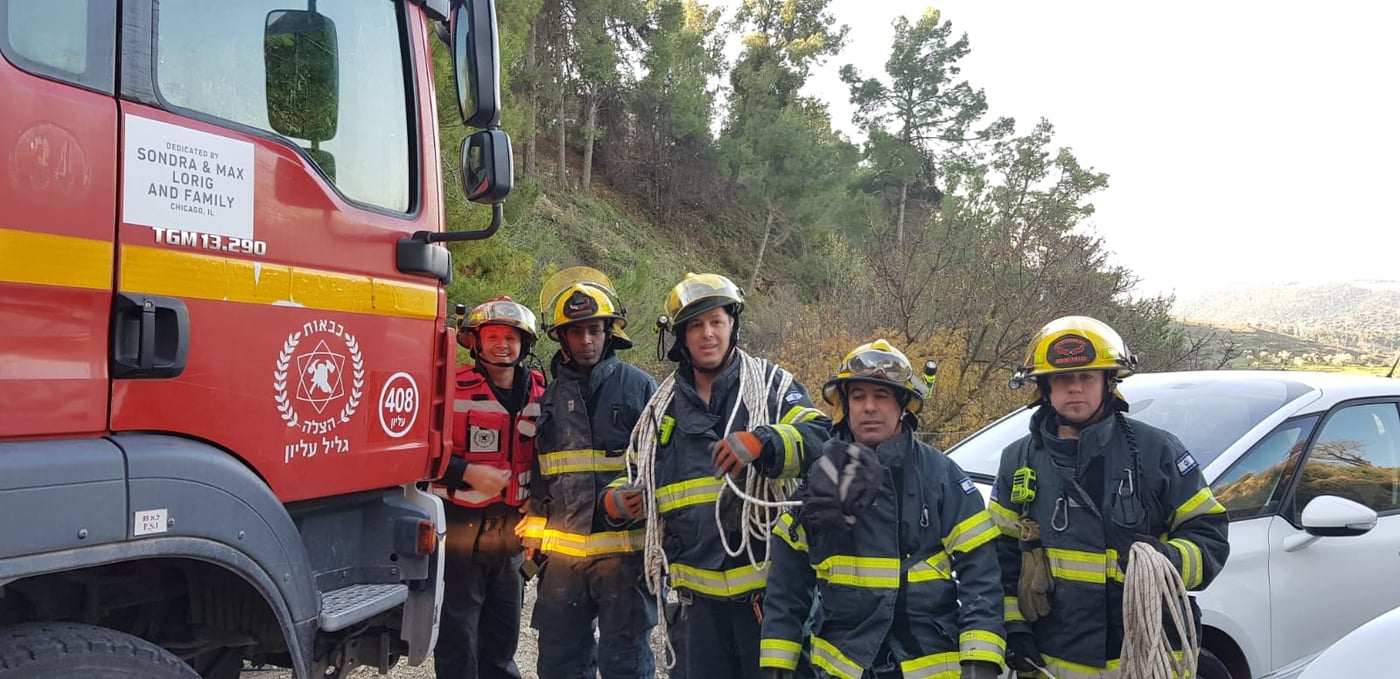 נהגת צנחה עם רכבה מגובה 30 מטר וחולצה