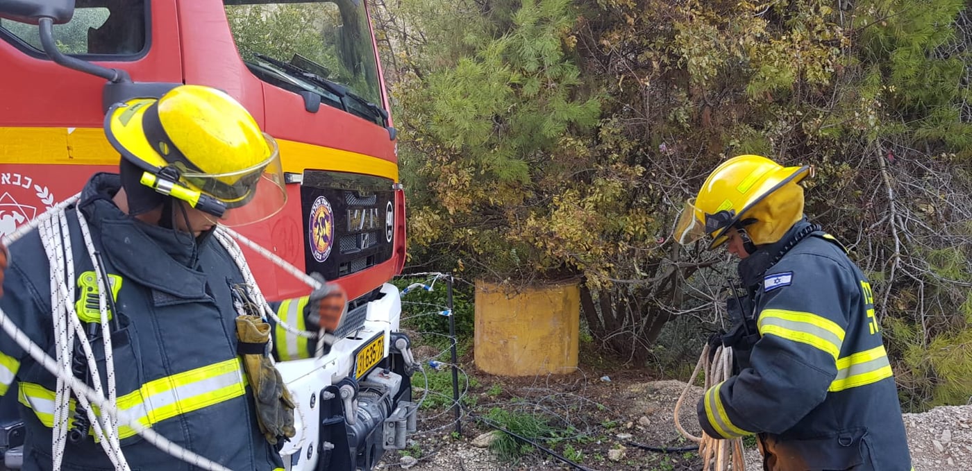 נהגת צנחה עם רכבה מגובה 30 מטר וחולצה