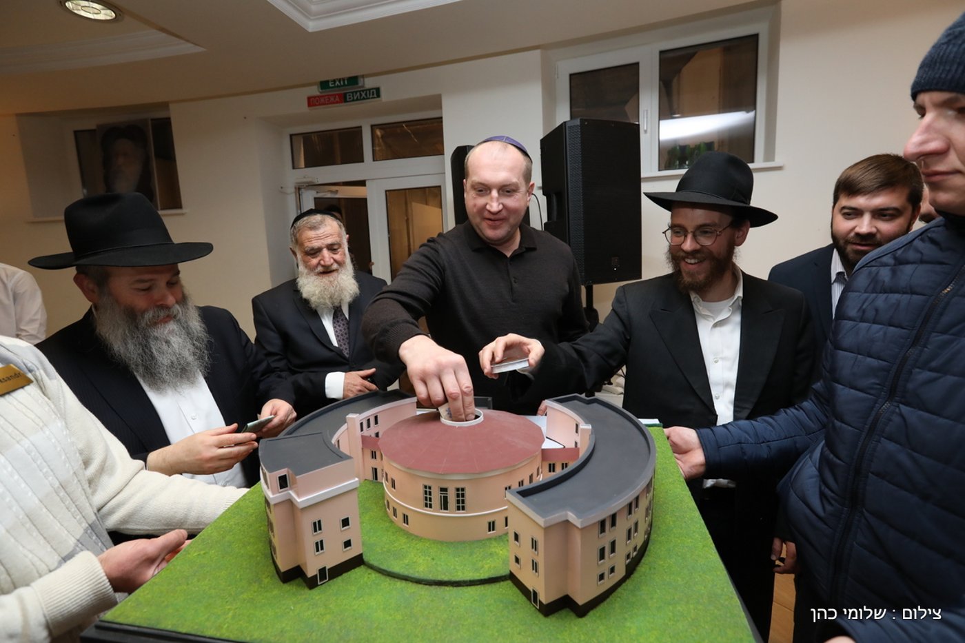 אלפים בציונו של בעל התניא בהאדיטש • צפו
