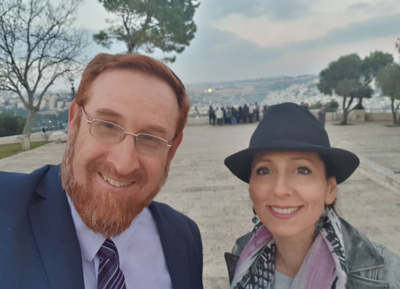 גליק, עם ארוסתו