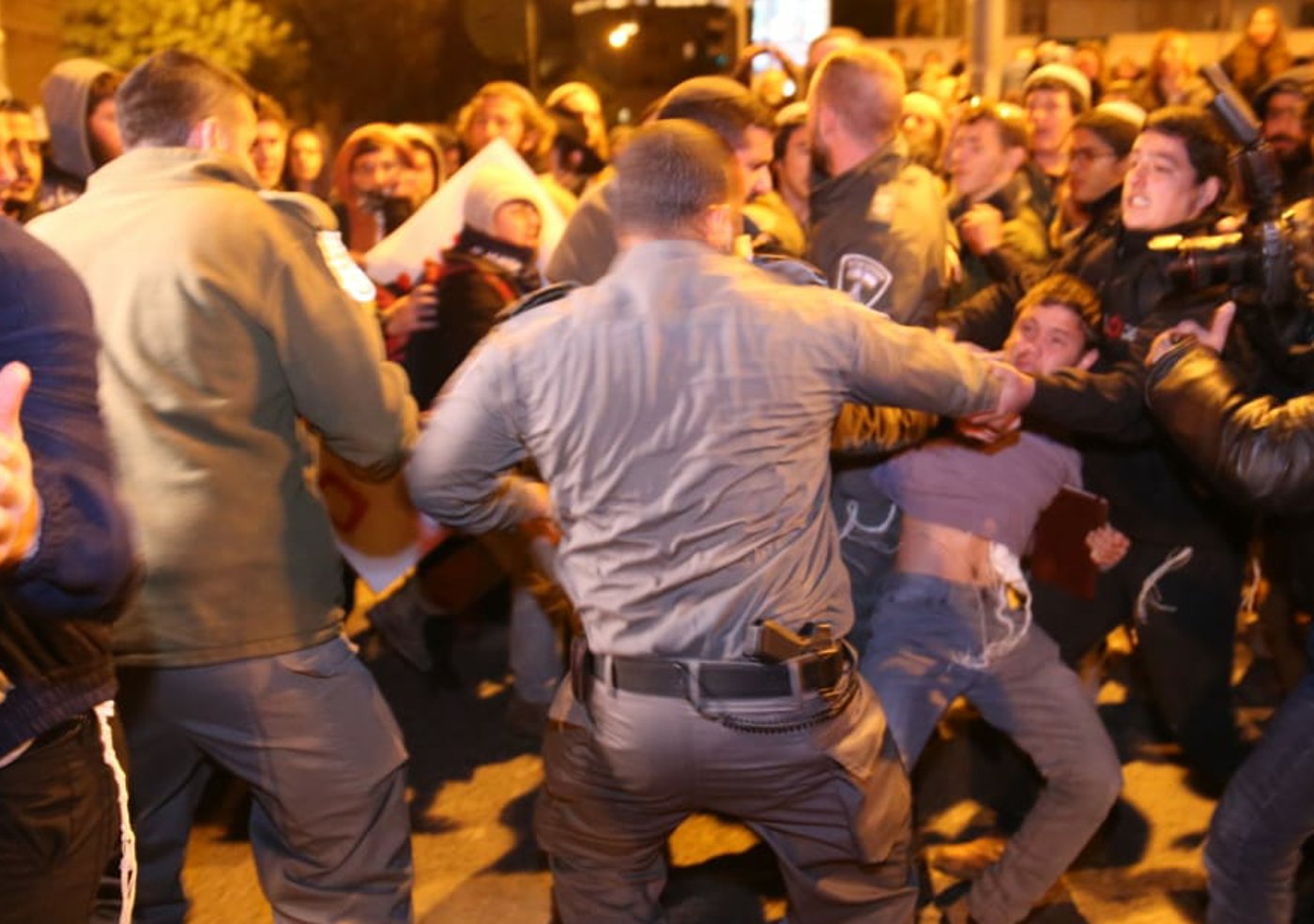 הפגנת הימין, הערב