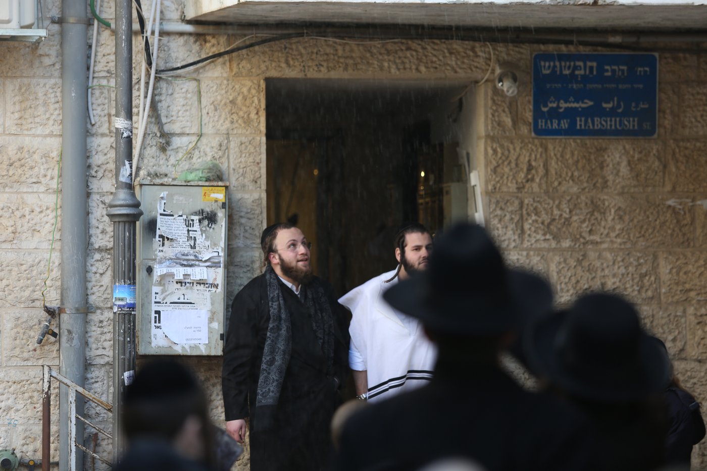 הפגינו נגד "שיתוף פעולה עם הציונים" ונשטפו בזרם מים