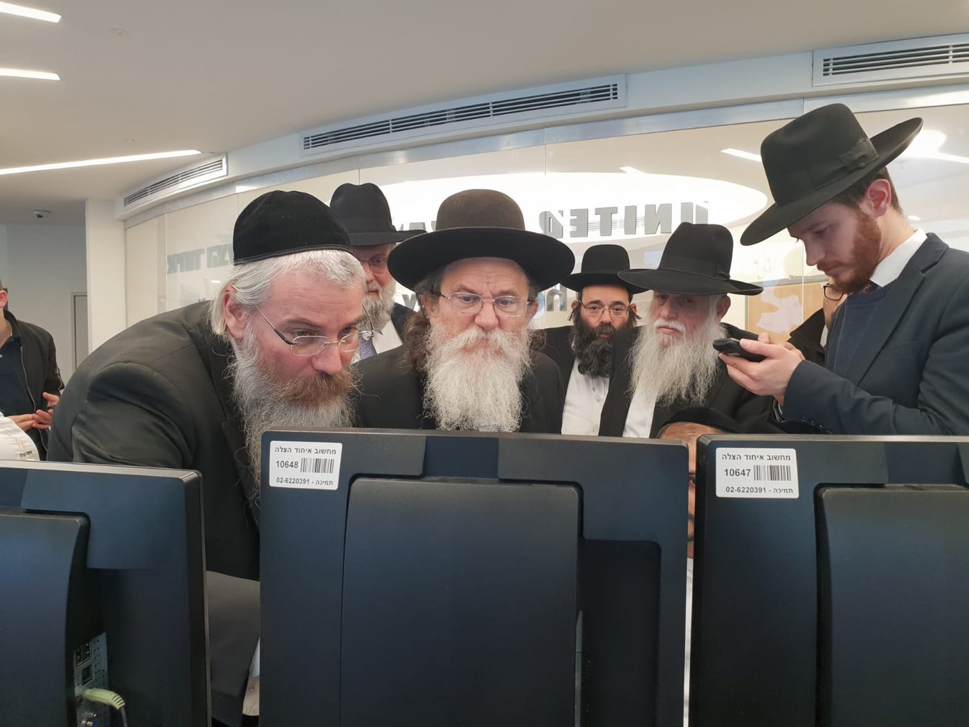 הרב שריאל רוזנברג והרב אריה דביר בוחנים את המערכות מקרוב