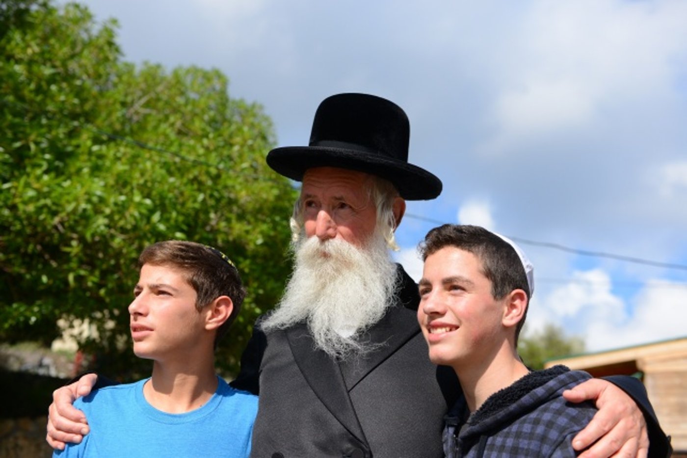 הגרי"ד גרוסמן עם שניים מתלמידיו