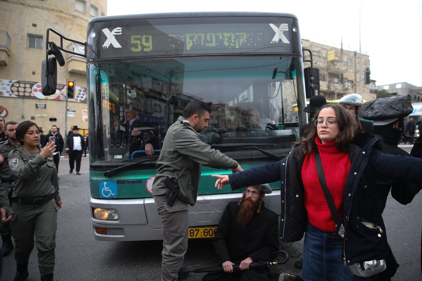 הקיצונים במחאה נגד ניתוח גופות הנרצחים מארמון הנציב