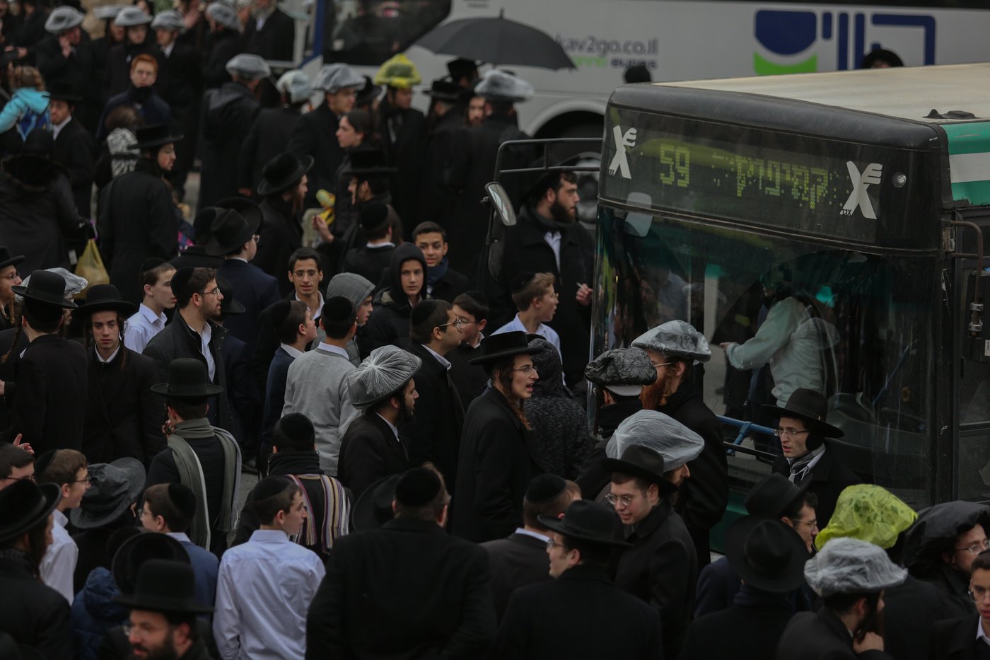 הקיצונים במחאה נגד ניתוח גופות הנרצחים מארמון הנציב