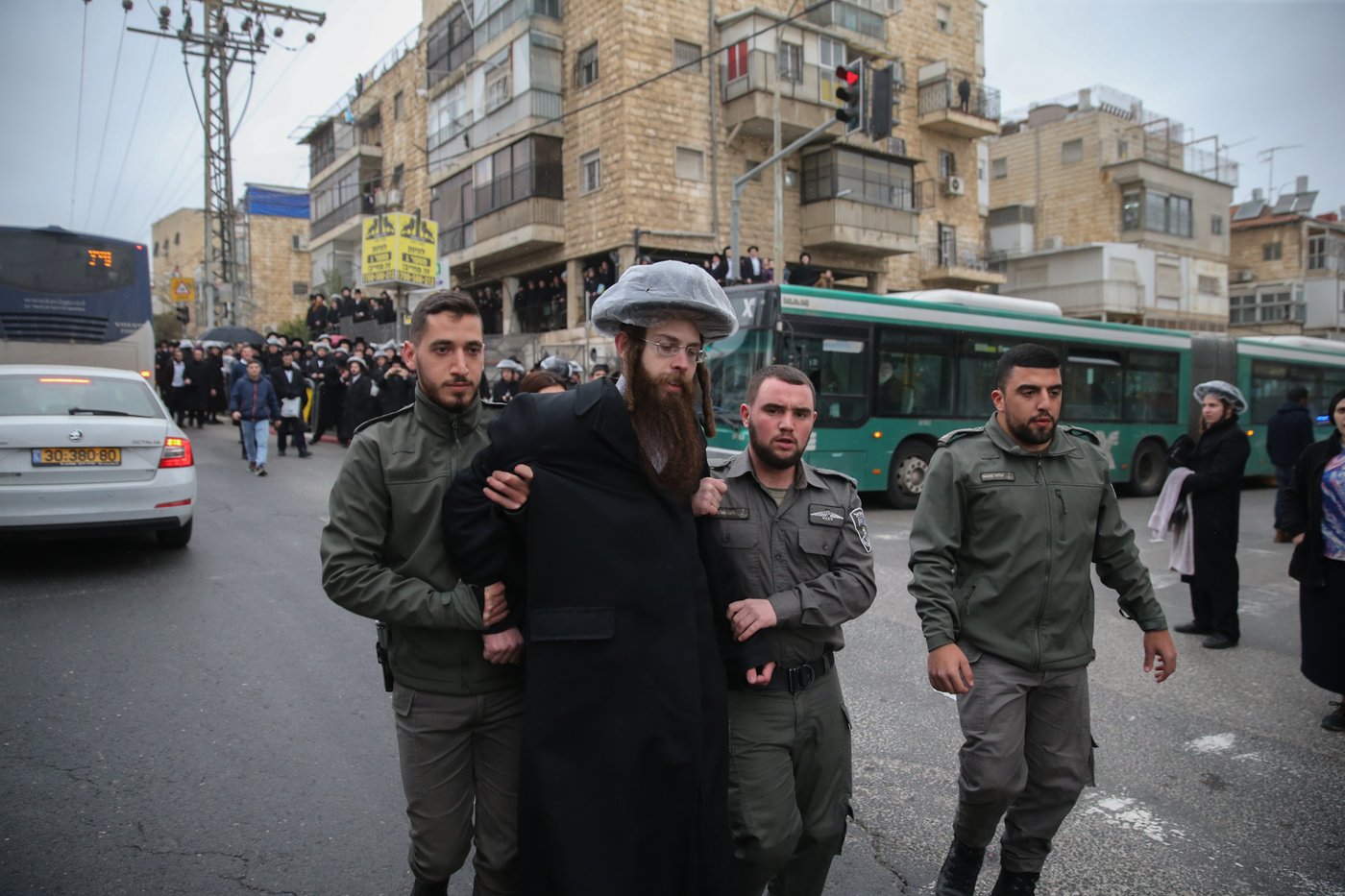 הקיצונים במחאה נגד ניתוח גופות הנרצחים מארמון הנציב