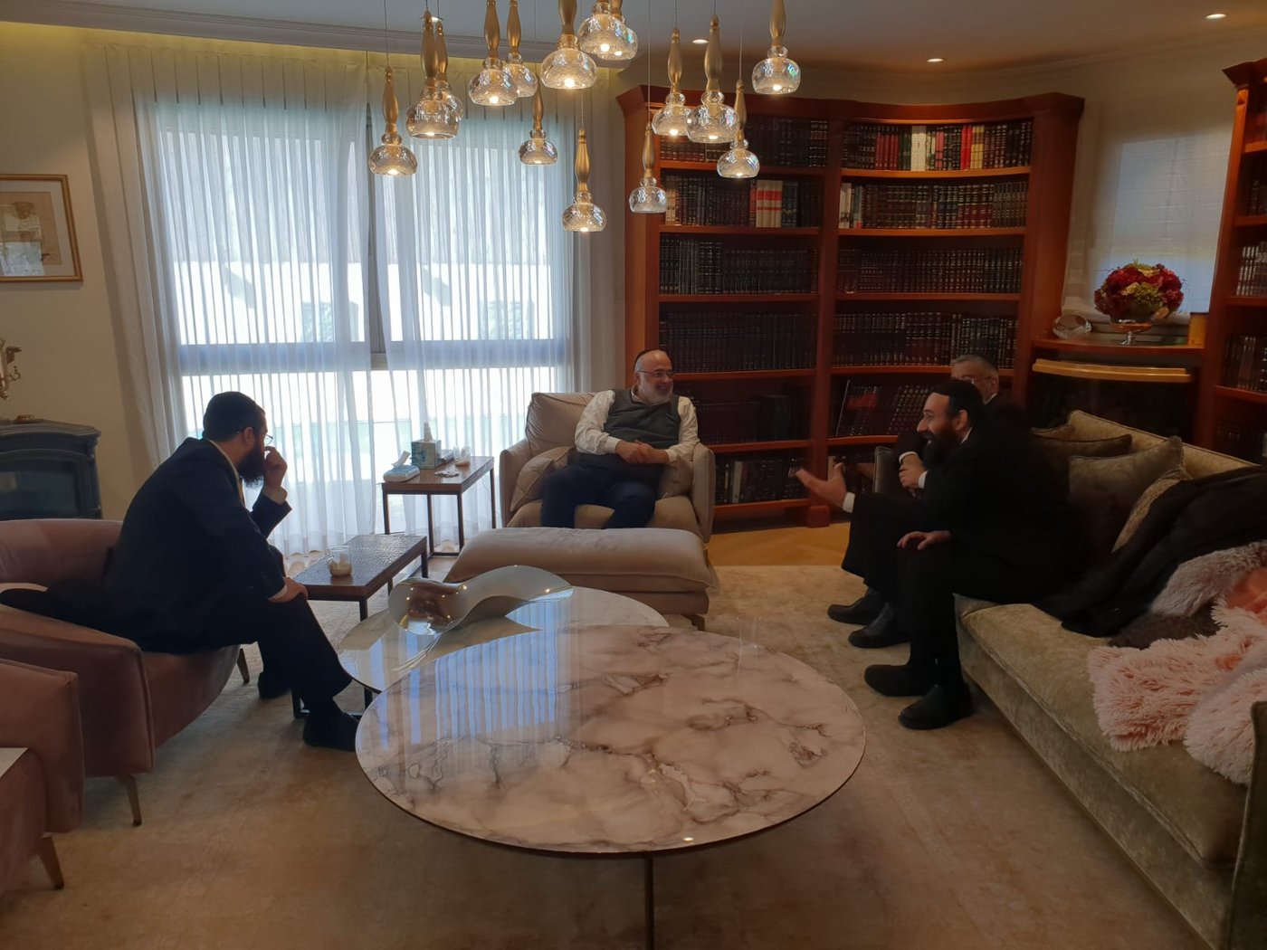 יענקי קנייבסקי ונציגי חב"ד בבית 'נגיד השלום' אייל משיח
