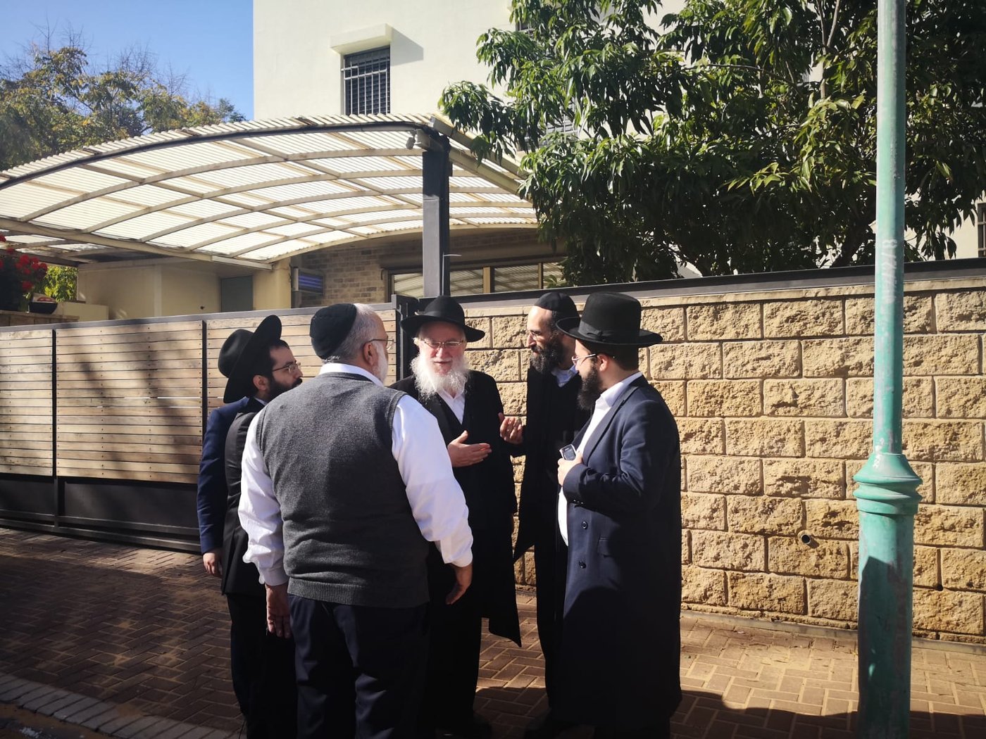 יענקי קנייבסקי ונציגי חב"ד בבית 'נגיד השלום' אייל משיח