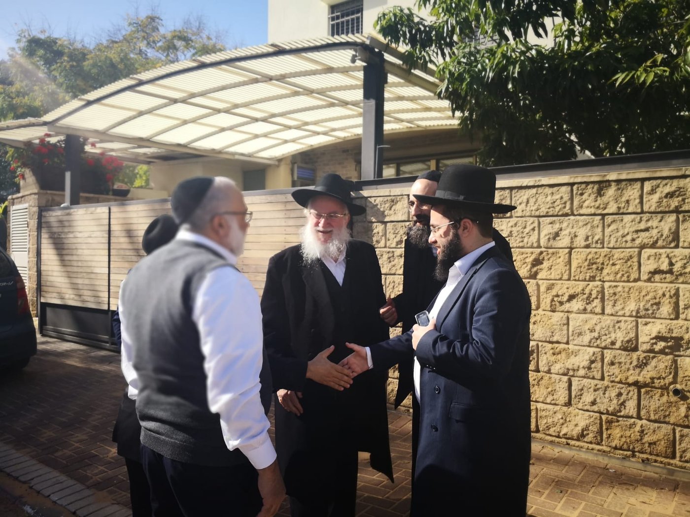 יענקי קנייבסקי ונציגי חב"ד בבית 'נגיד השלום' אייל משיח