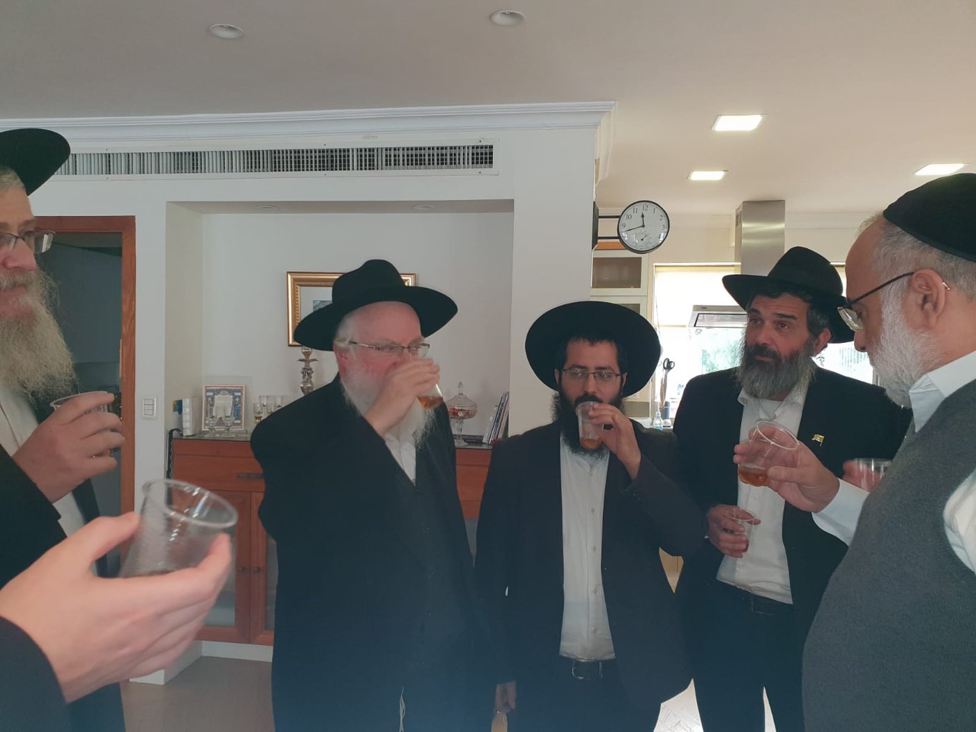 יענקי קנייבסקי ונציגי חב"ד בבית 'נגיד השלום' אייל משיח