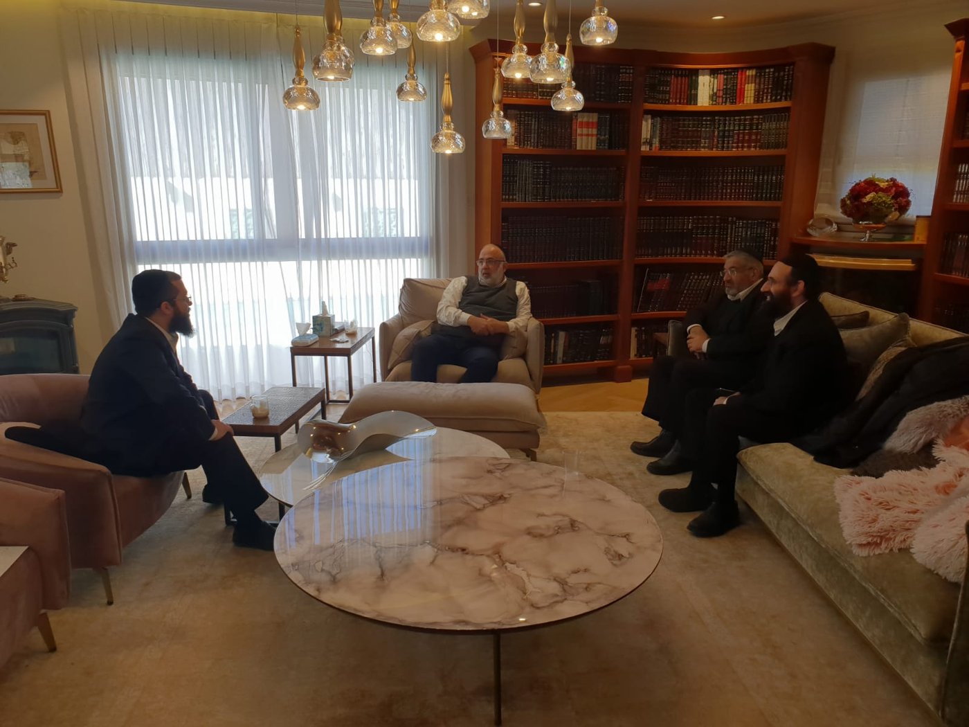 יענקי קנייבסקי ונציגי חב"ד בבית 'נגיד השלום' אייל משיח