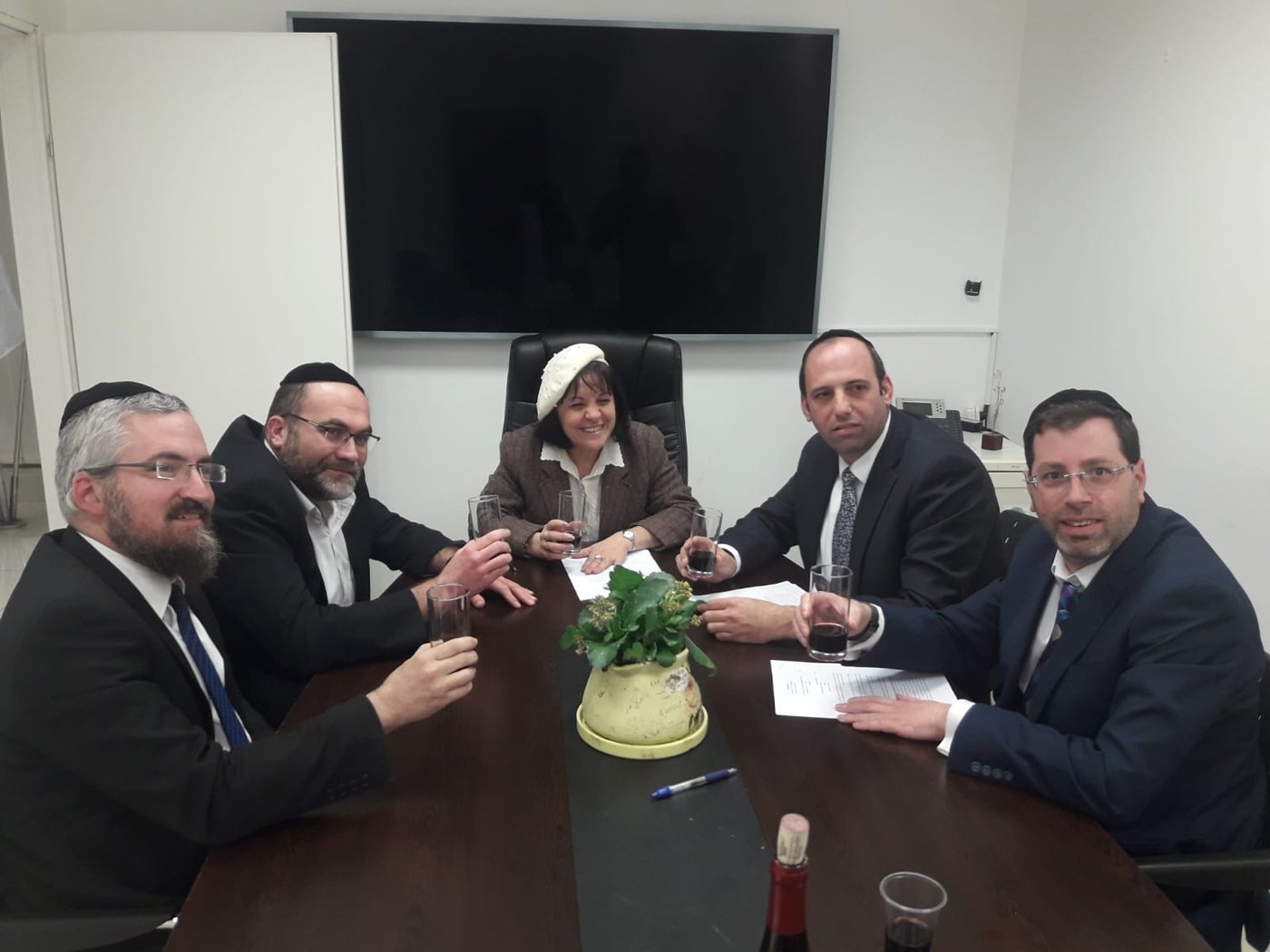 מחייכים לאחר חתימת ההסכם