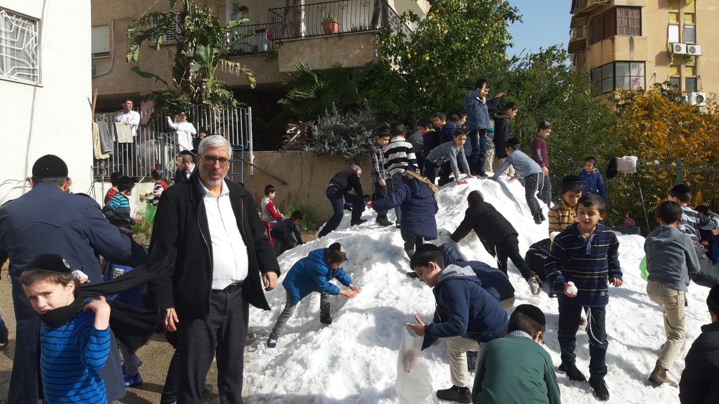 הילדים החרדים שיחקו בשלג ובנו בובה ל... רון קובי • צפו