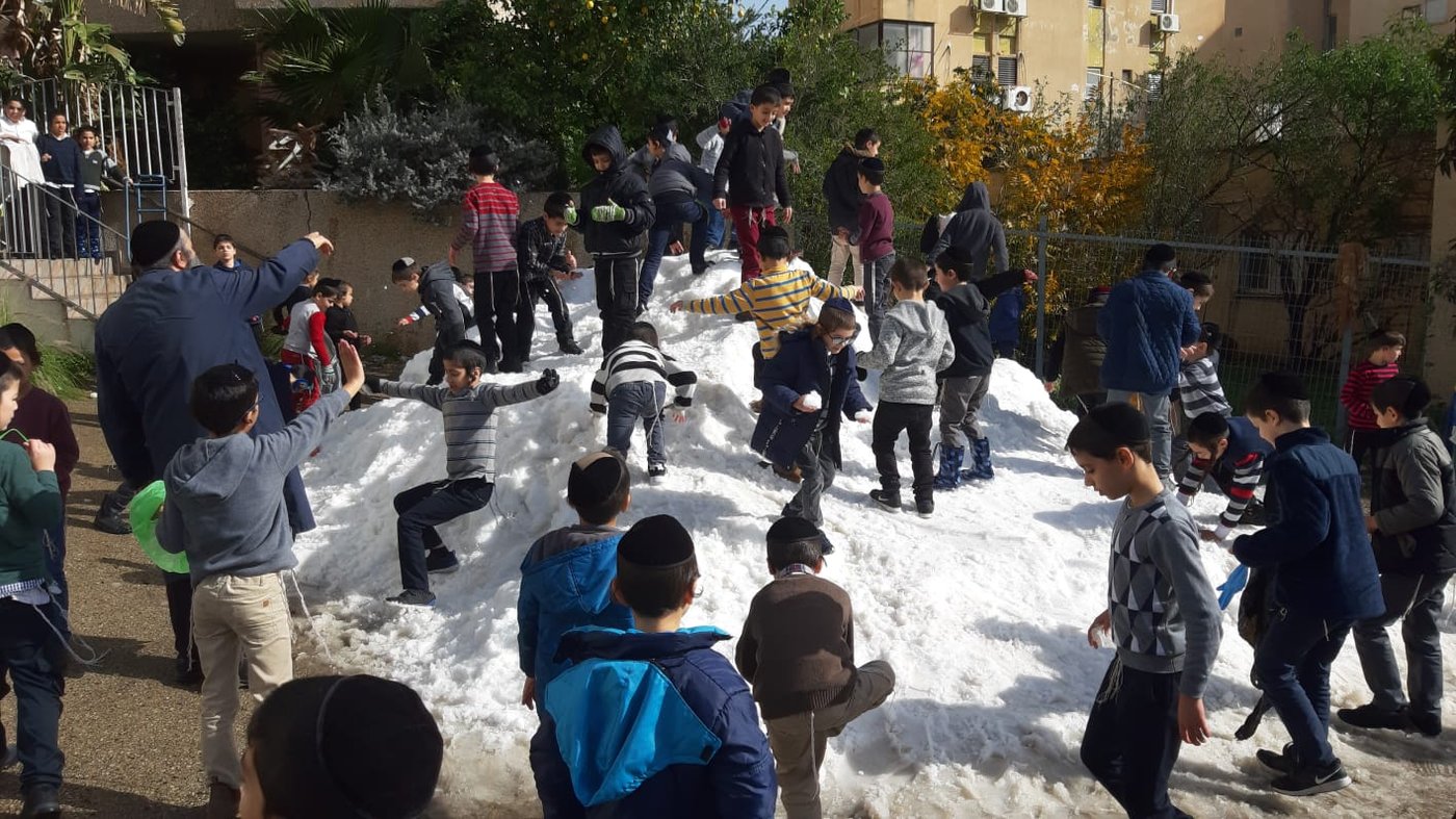הילדים החרדים שיחקו בשלג ובנו בובה ל... רון קובי • צפו