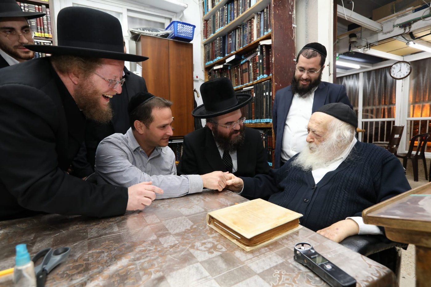 כשראש העיר החילוני התחייב ללמוד בישיבה