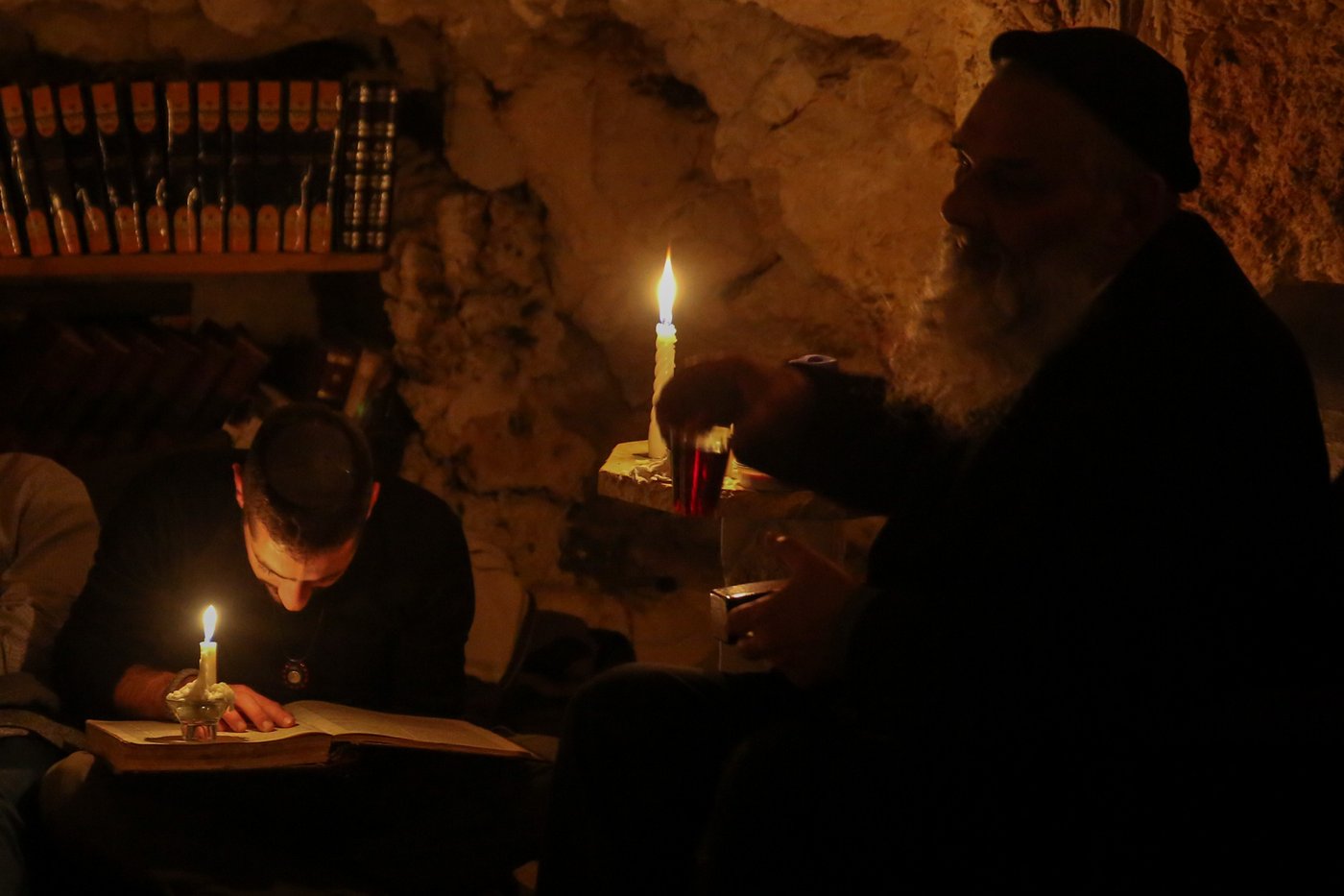 חבורת לומדי הזוהר במערה • גלריה מיוחדת
