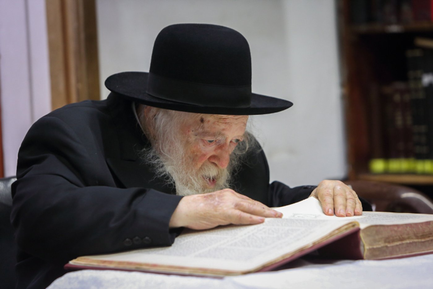 הגר"ח שקוע בלימוד