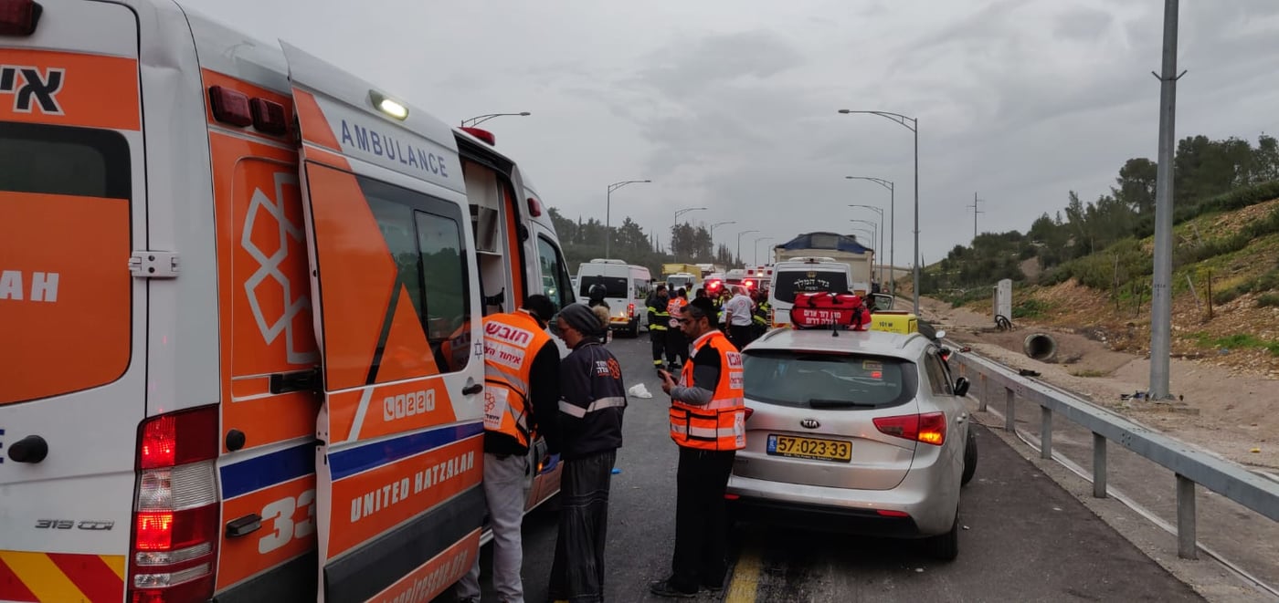 12 נפגעים בתאונה קשה בין רכב הסעות ומשאית