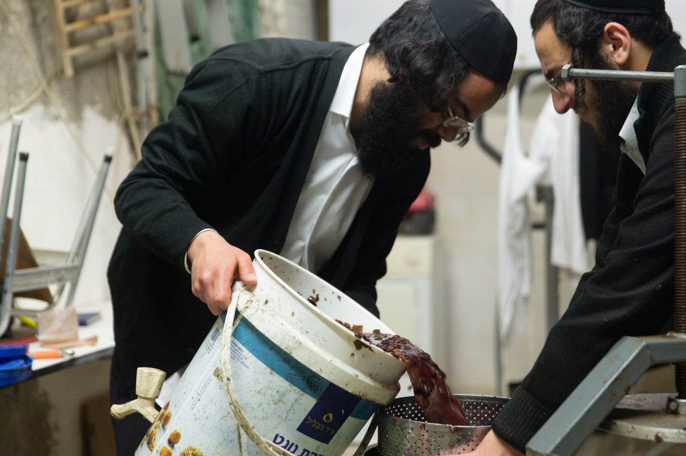 שלב אחר שלב: כך מכינים יין בתוך הבית. צפו