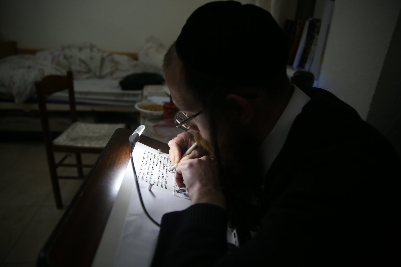 כתיבת מגילת אסתר - בבית, במאה שערים
