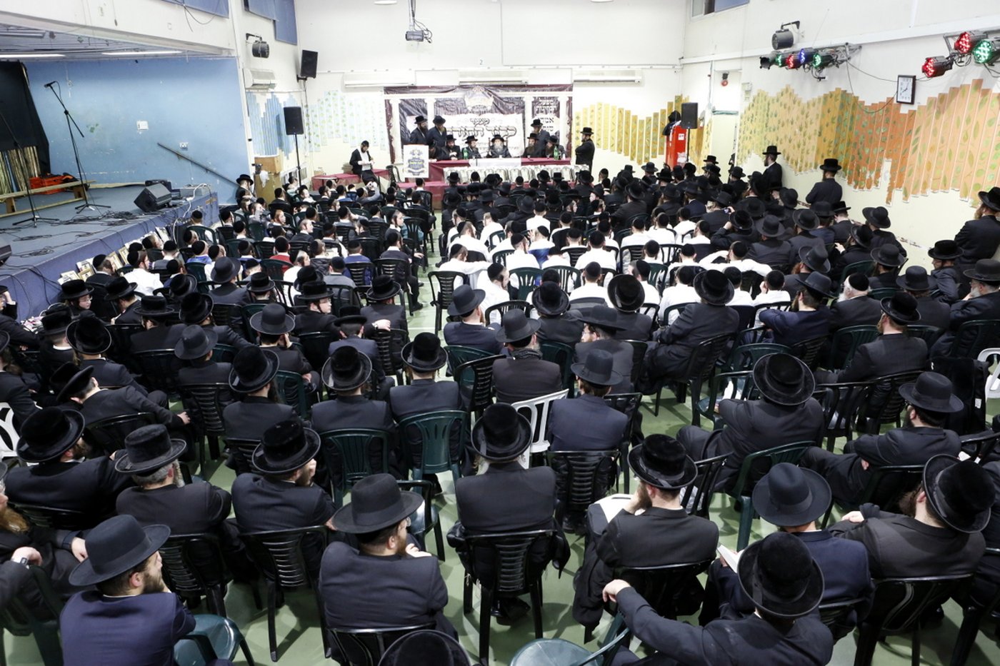 תלמידי 'ערלוי' קיבלו תעודות מהאדמו"ר • צפו