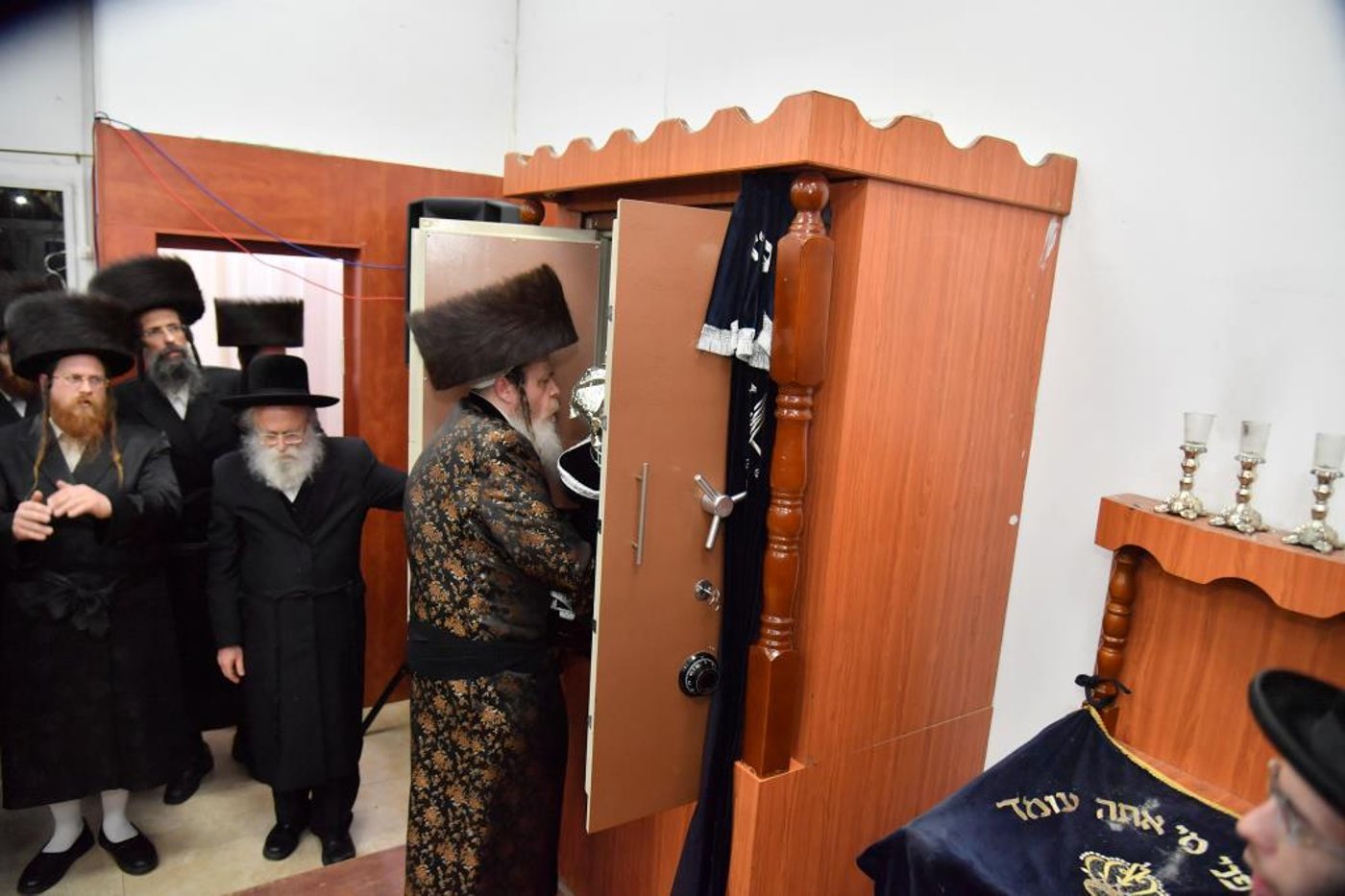 הכנסת ס"ת לבית מדרש שומרי אמונים. צפו