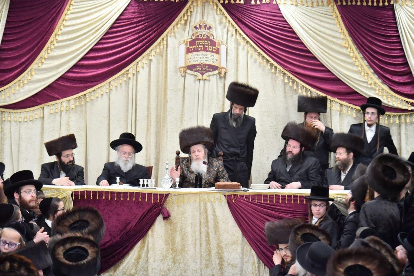 הכנסת ס"ת לבית מדרש שומרי אמונים. צפו
