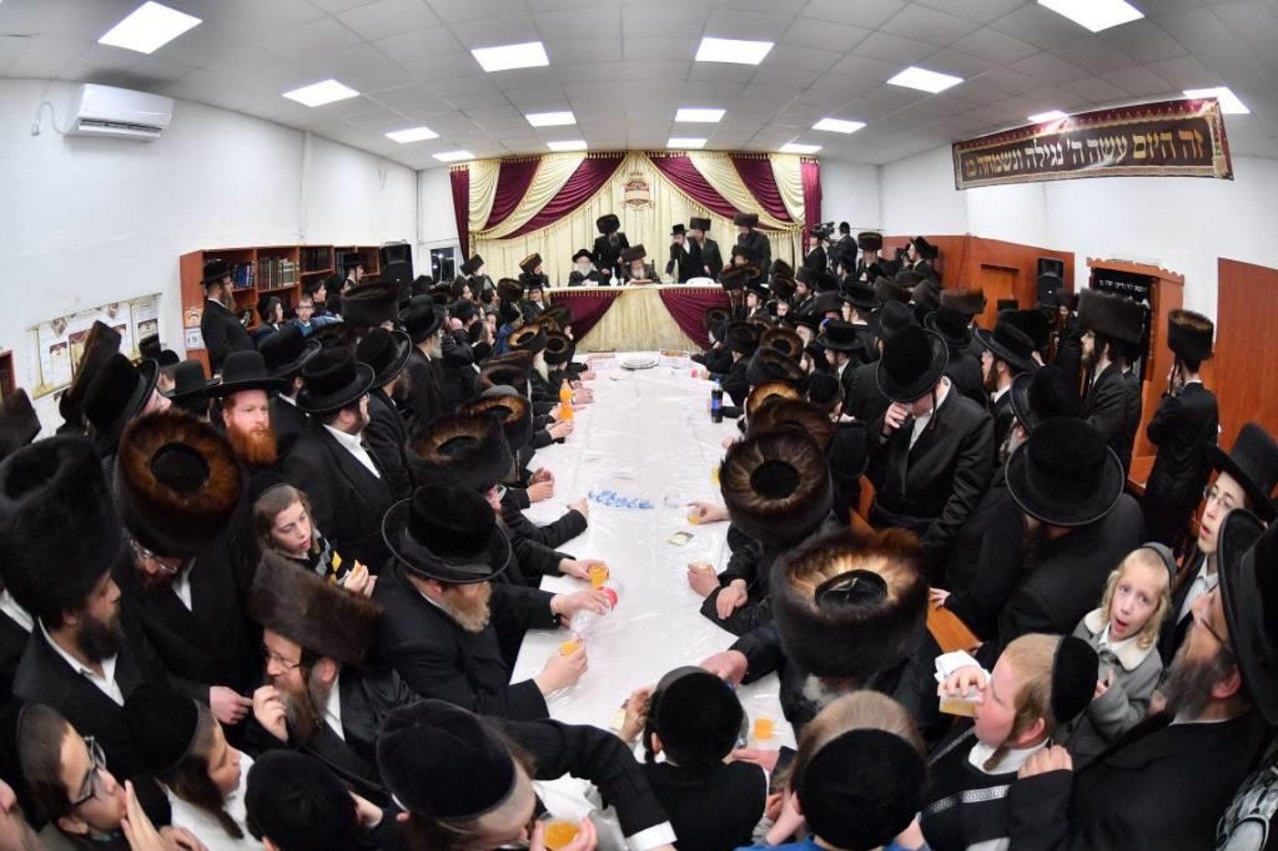 הכנסת ס"ת לבית מדרש שומרי אמונים. צפו