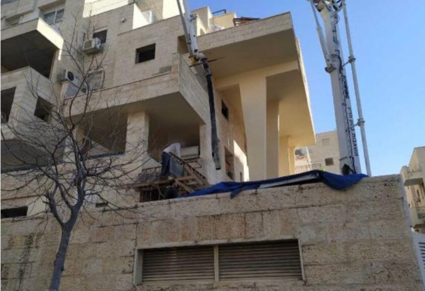 אלעד: ניסה לחבר חדר בקומה שלישית עם... ברגים