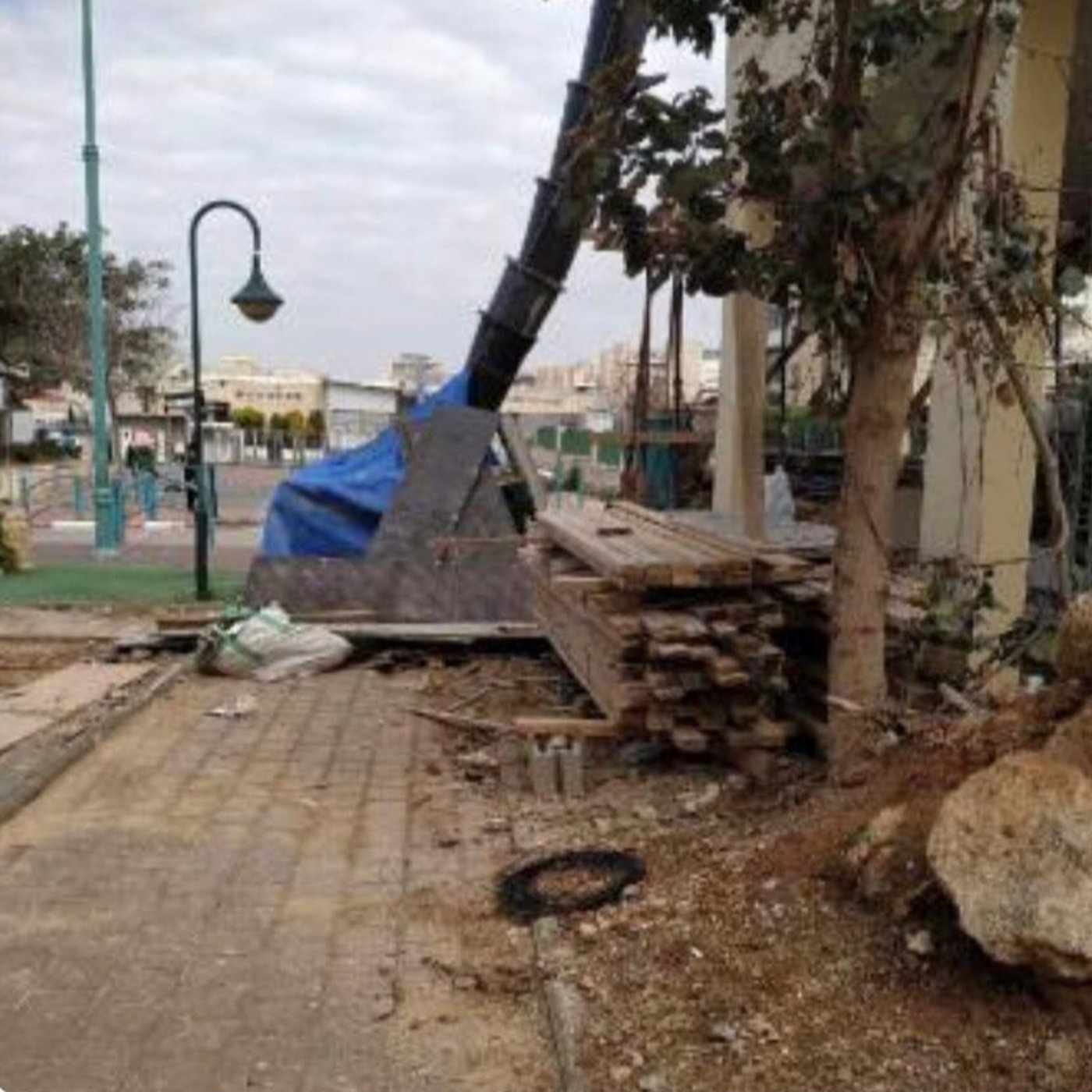 אלעד: ניסה לחבר חדר בקומה שלישית עם... ברגים