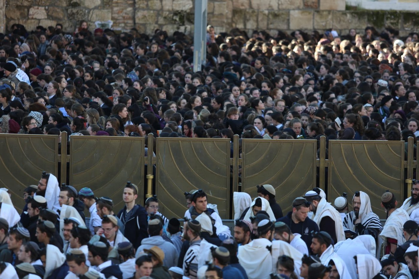 אלפים רבים הגיעו לתפילה בכותל: כנגד נשות הפרובוקציה
