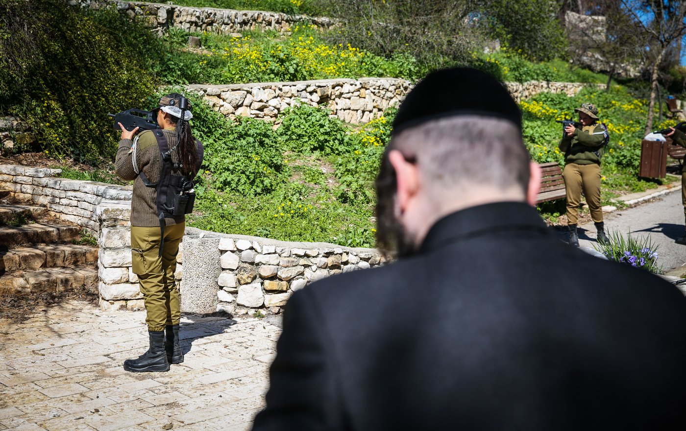 שישי, בעיר העתיקה בצפת: חיילים ונגנים