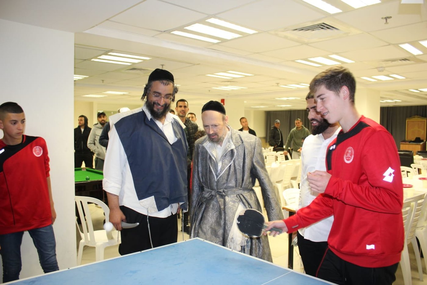 כשהגרי"ד גרוסמן והגר"ד קוק פגשו את שחקני הכדורגל