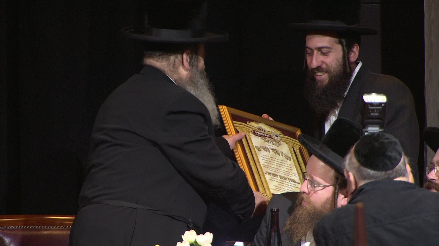 הגר"ש קאהן הוכתר, והקהילה חגגה • גלריה