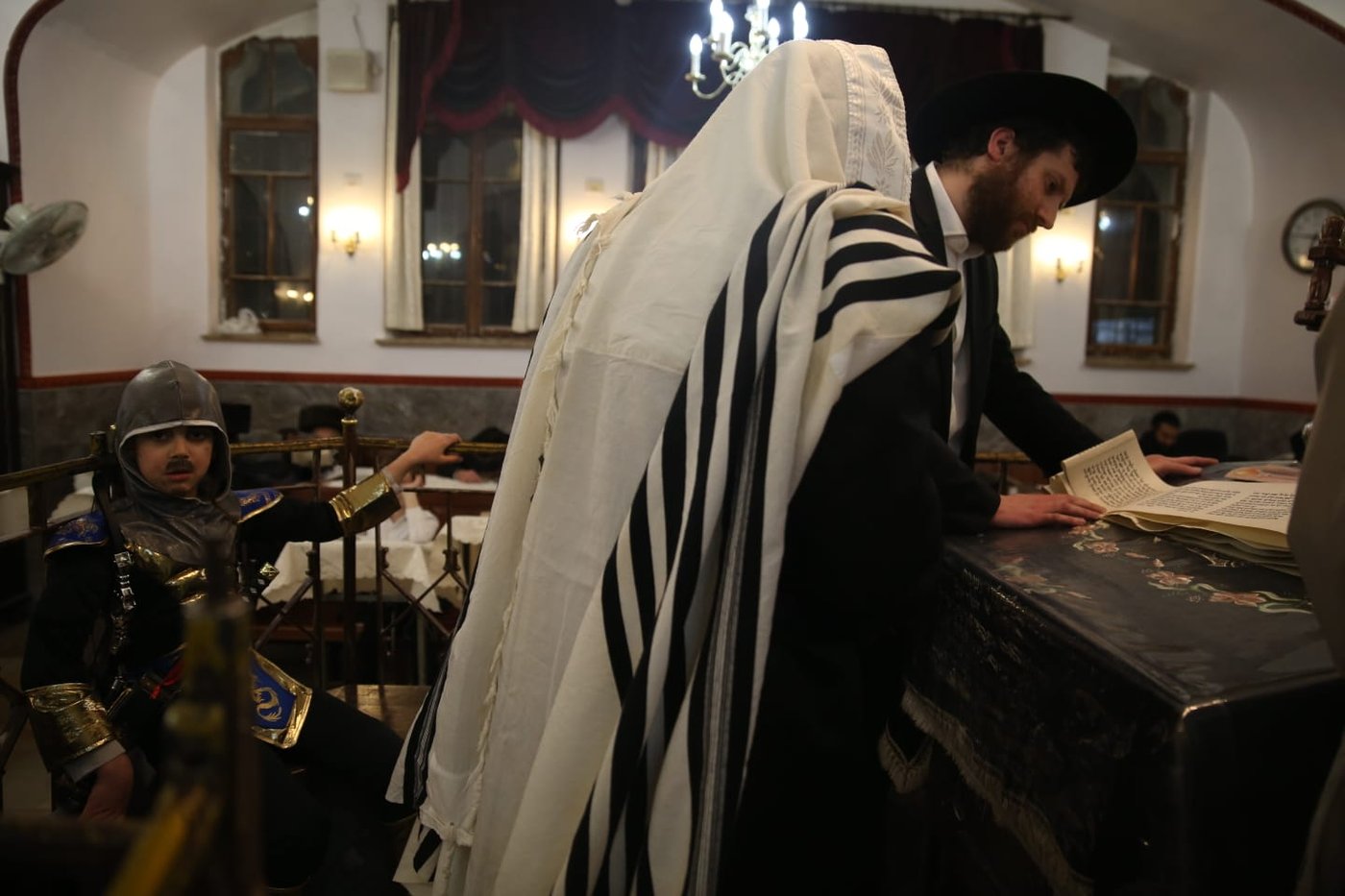 תיעוד: קריאת המגילה בשכונת מאה שערים