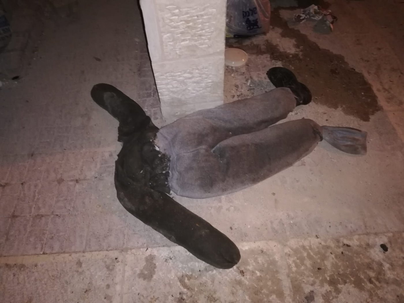 תושב מאה שערים הוריד בובת חייל שתלו קיצוניים
