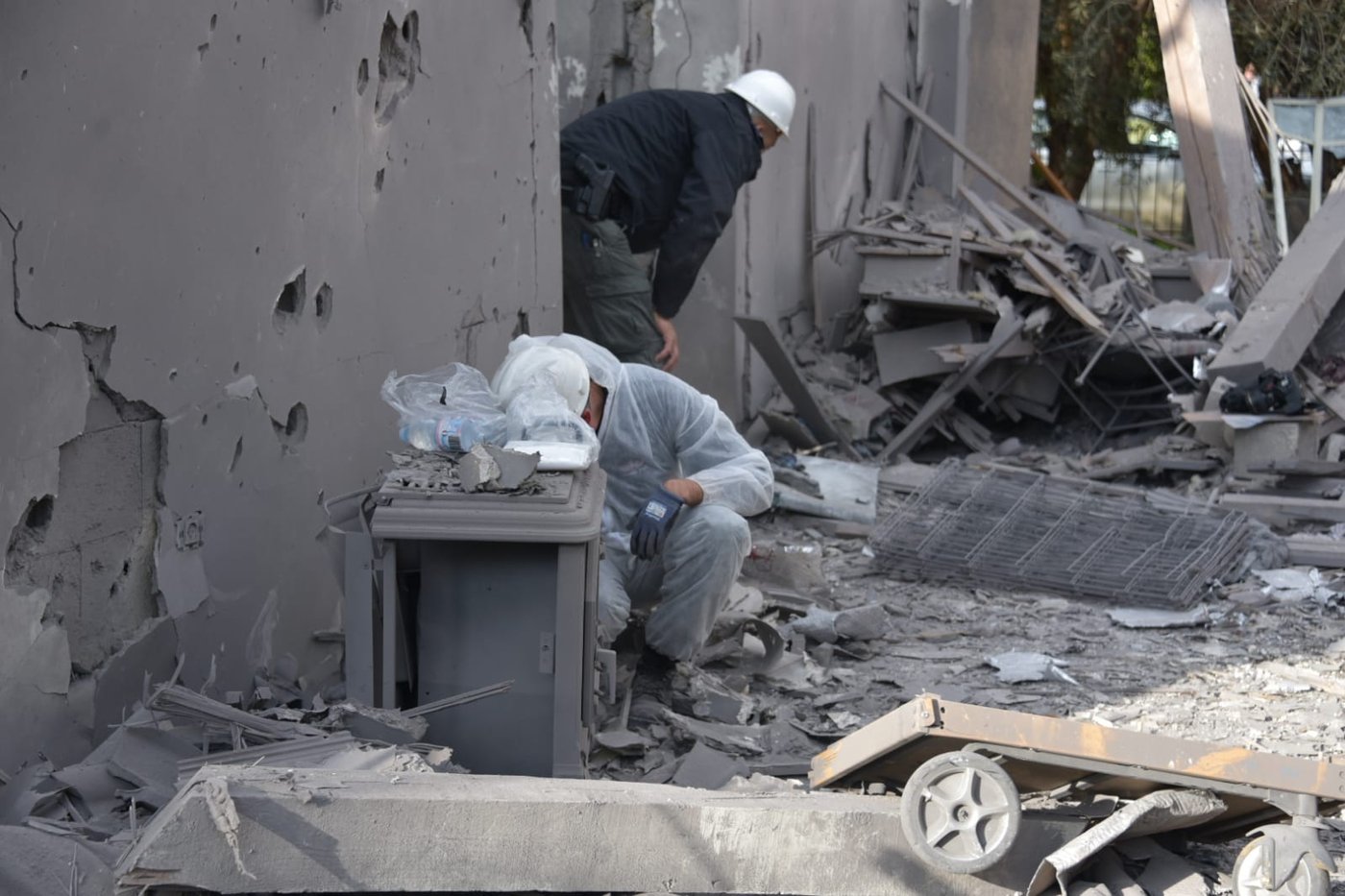 רקטה מעזה פגעה בבית במושב בשרון; 7 בני אדם נפצעו