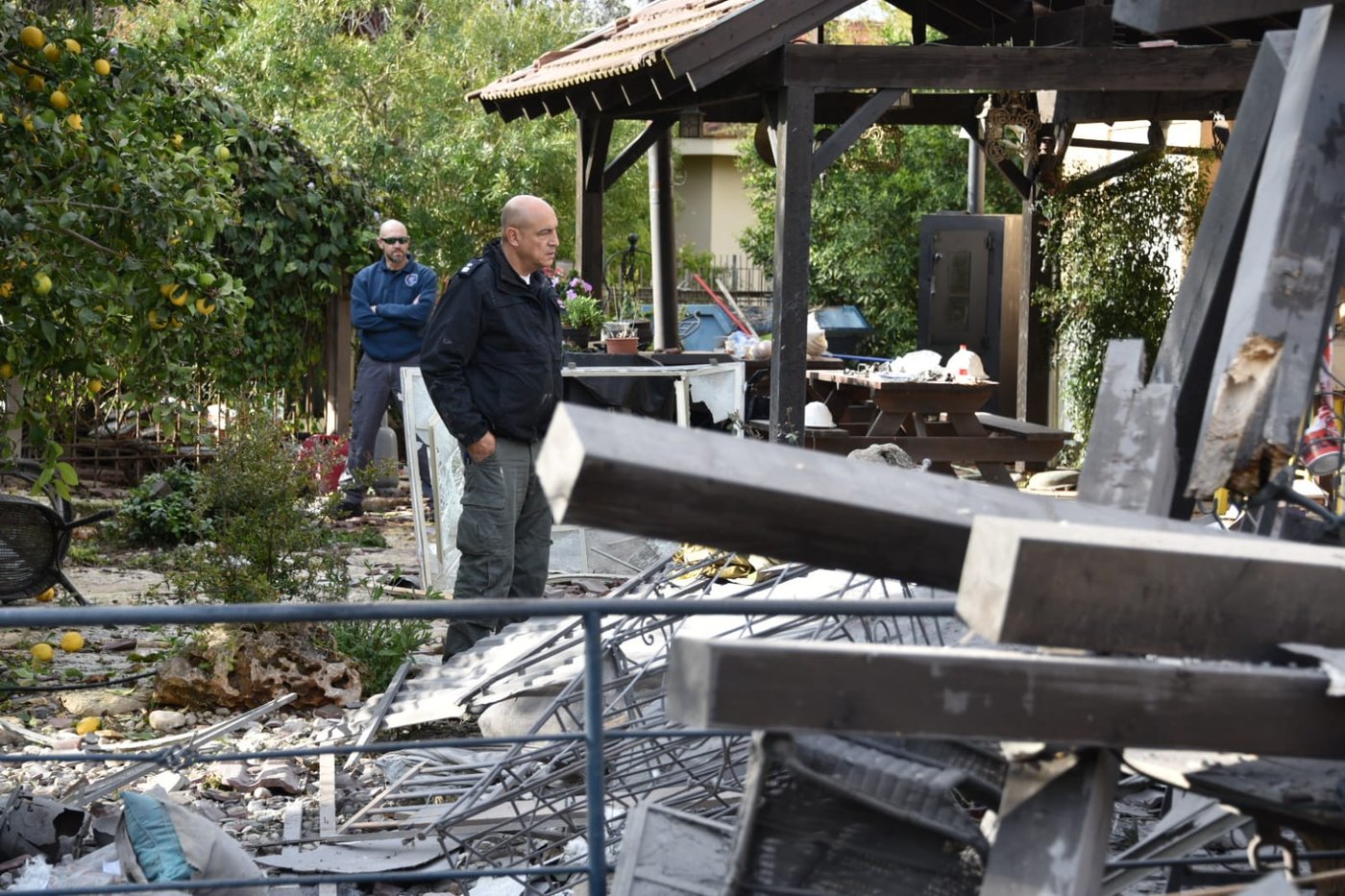 רקטה מעזה פגעה בבית במושב בשרון; 7 בני אדם נפצעו