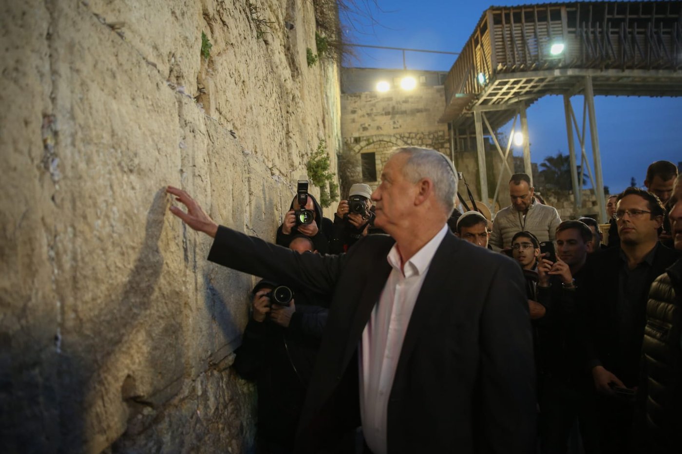 שריד בית המקדש כאתר פוליטי? גנץ ביקר בכותל המערבי