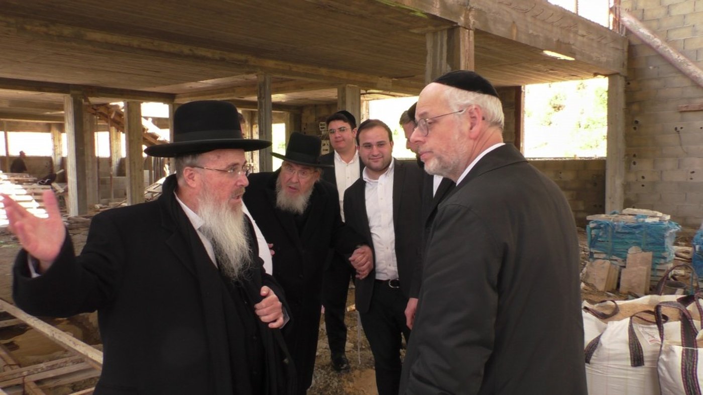 הגרב"מ פצח בריקוד עם הנדיבים באתר הבנייה • צפו