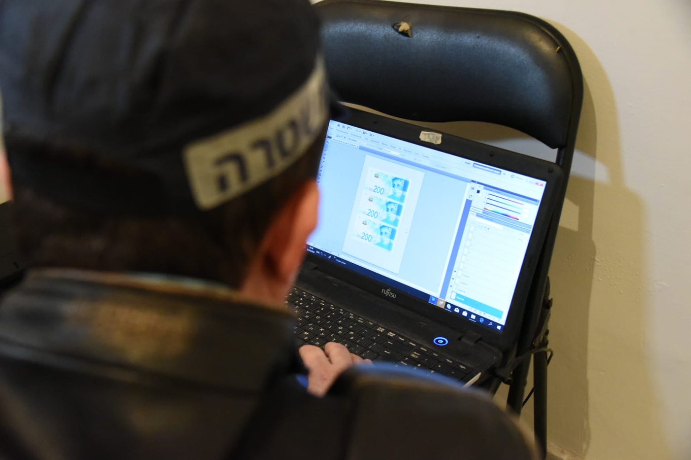 צפו: נתפסו מזייפים שטרות והשליכו מהחלון